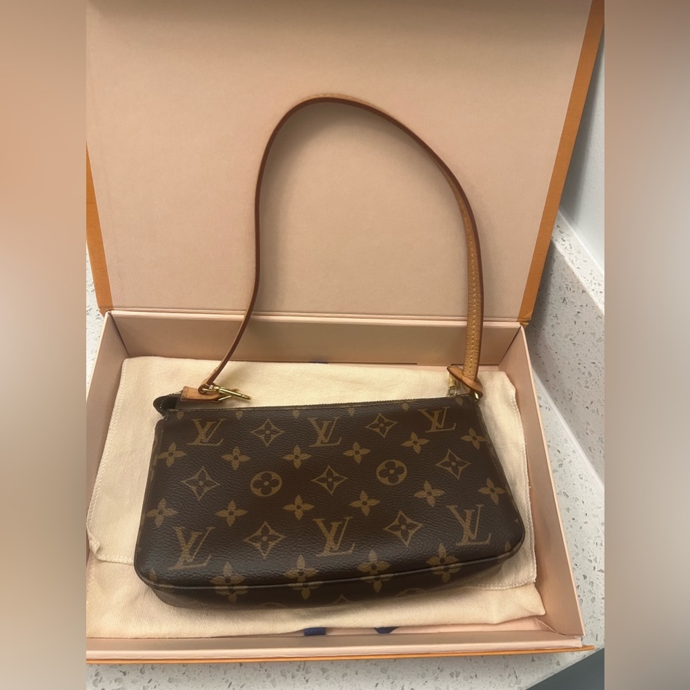 LV POCHETTE